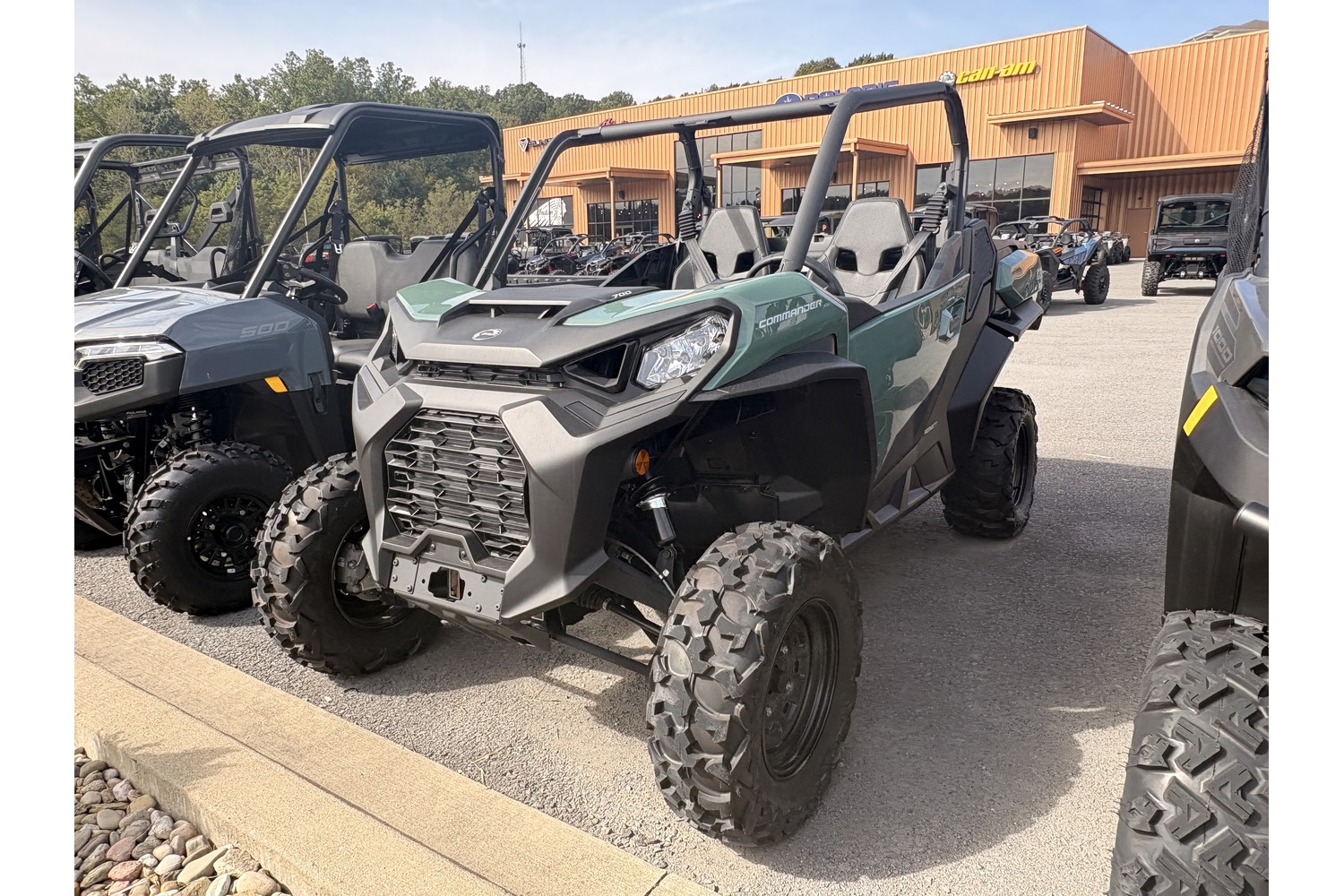 2026 Can-Am Commander DPS 700 Side x Side
