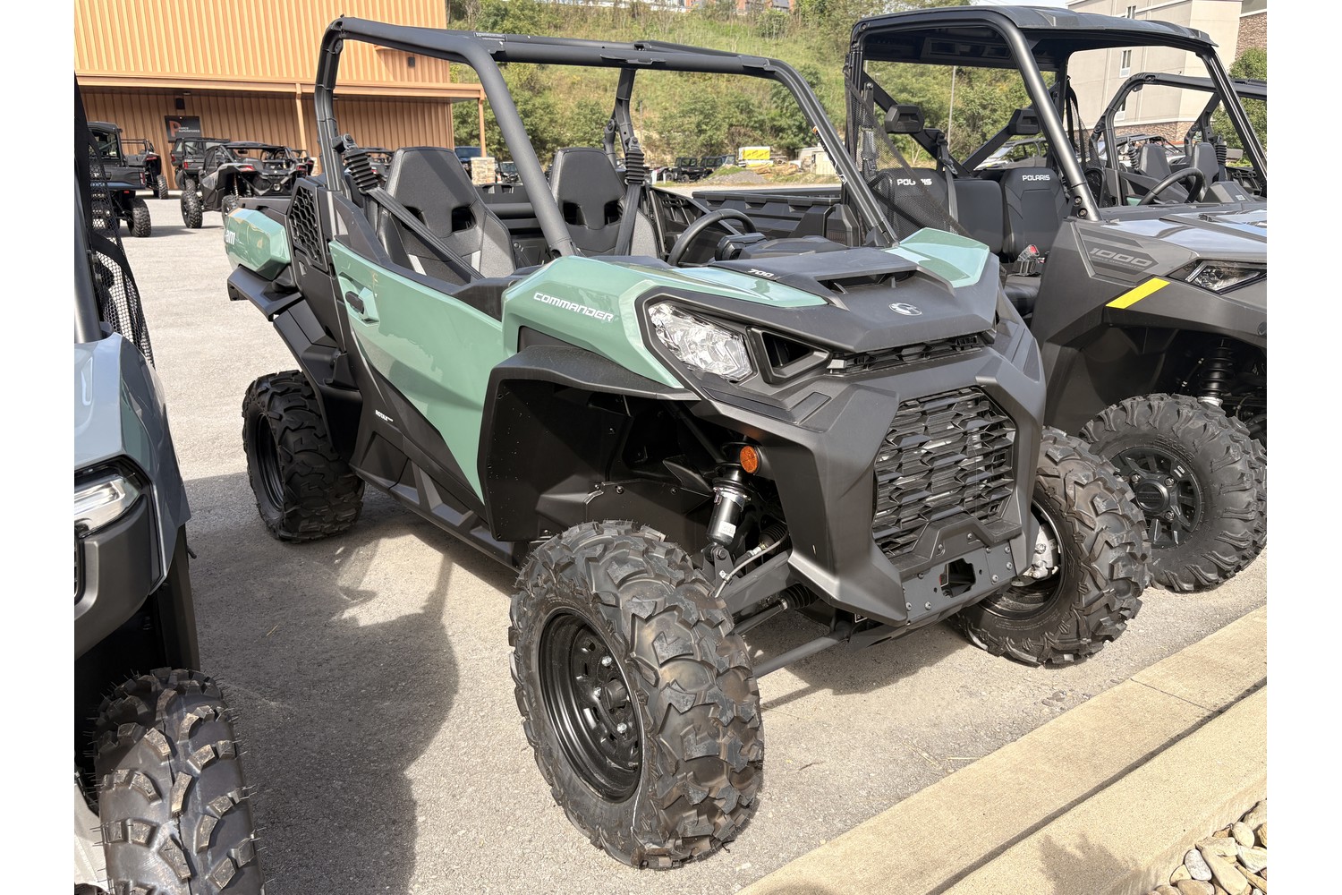 2026 Can-Am Commander DPS 700 Side x Side
